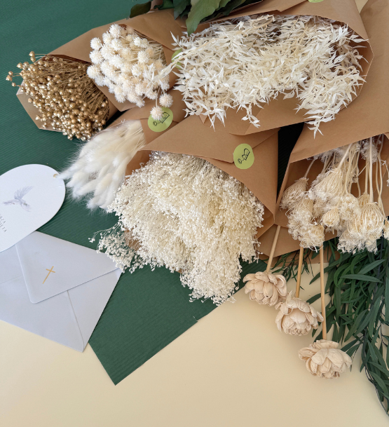 suszone kwiaty do dekoracji na pierwszą komunię 