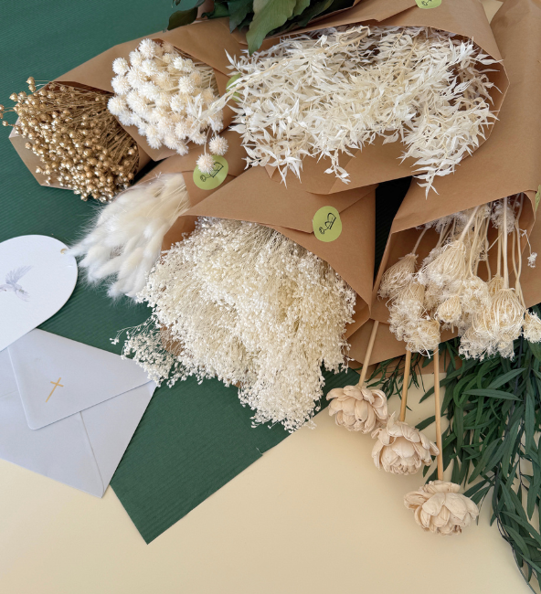 suszone kwiaty do dekoracji na pierwszą komunię 